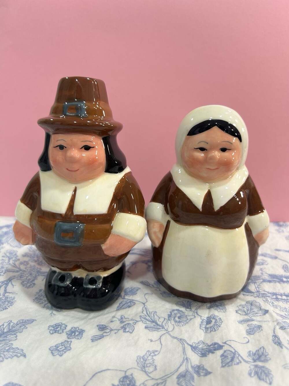 Publix The Pilgrim Pair Ceramic Salt And Pepper Shakers 1999